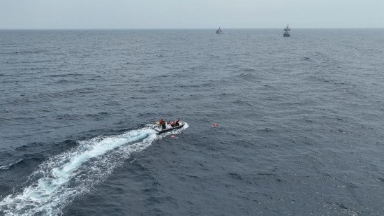 4月23日，中越海警開展海上聯(lián)合搜救演練，模擬營救落水人員。（中國海警供圖）