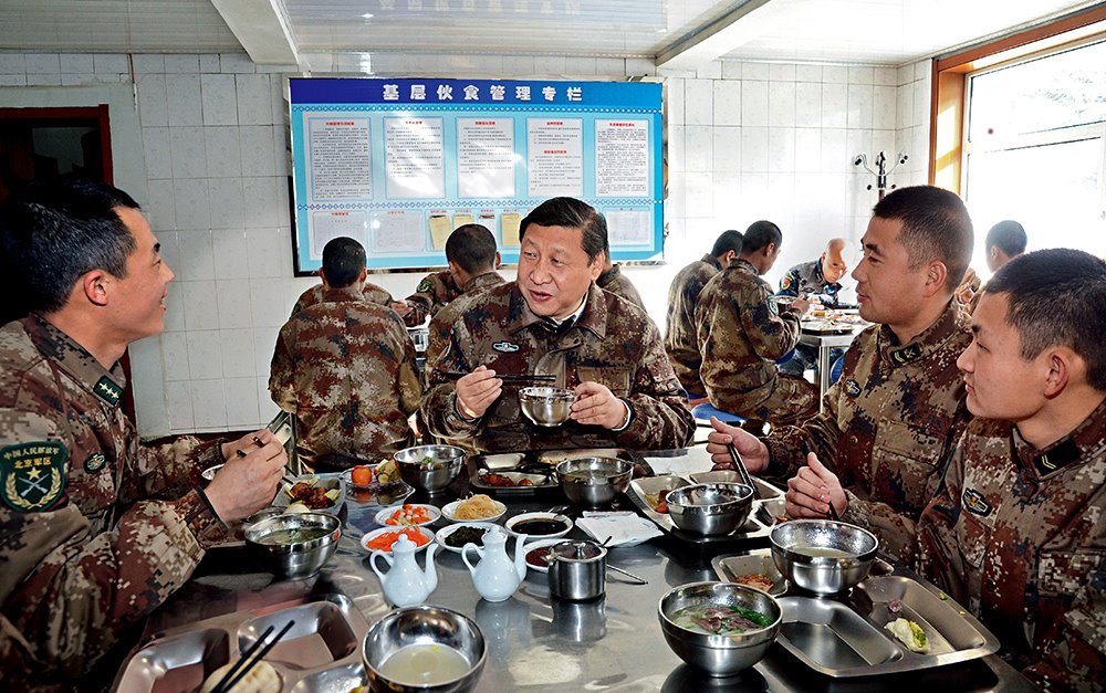 2014年1月26日，習(xí)近平主席專程來(lái)到內(nèi)蒙古軍區(qū)邊防某部，親切看望慰問(wèn)戍邊官兵。這是在連隊(duì)食堂，習(xí)近平主席同戰(zhàn)士們一起用餐。