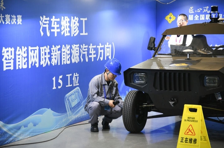 2024年9月11日，由全國總工會、人力資源和社會保障部等單位主辦的第八屆全國職工職業(yè)技能大賽決賽在陜西開幕。這是選手在位于西安國際會展中心的比賽場地參加汽車維修工（智能網(wǎng)聯(lián)新能源汽車方向）工種比賽。新華社記者 張博文 攝