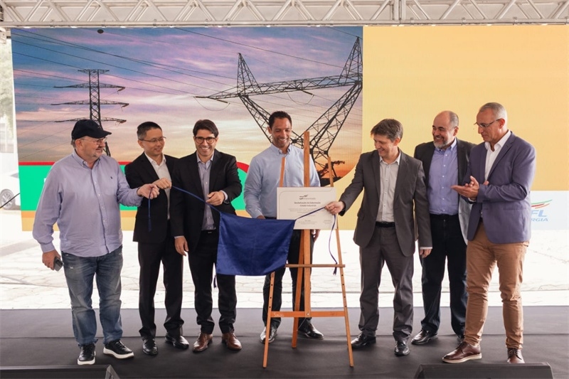 CPFL公司執(zhí)行副總裁弗拉維奧·恩里克·里貝羅（中）、CPFL輸電公司總裁李甫（左二）、南里奧格蘭德州州議員阿洛伊西奧·克拉斯曼（左一）、州長(zhǎng)代表豪爾赫·波佐邦（右一）等出席投運(yùn)儀式。 中國國家電網(wǎng)巴西電力CPFL公司供圖
