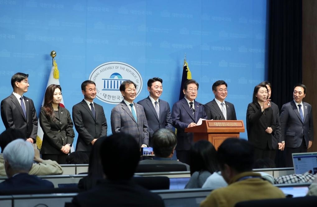 4月11日，李在明在韓國(guó)首爾舉行的新聞發(fā)布會(huì)上介紹他的總統(tǒng)競(jìng)選團(tuán)隊(duì)。新華社記者姚琪琳攝