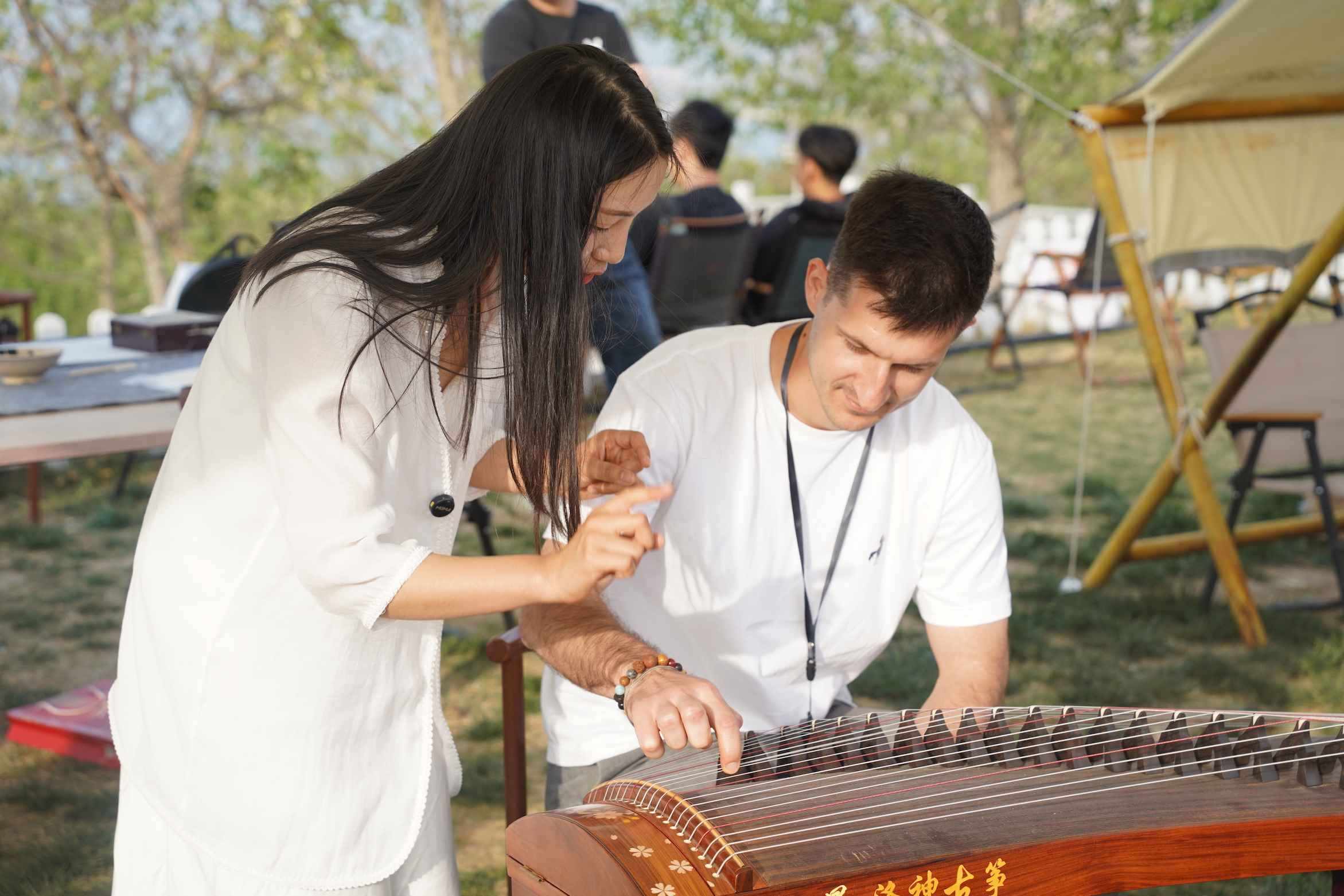 外媒體記者古箏體驗(yàn)。主辦方供圖