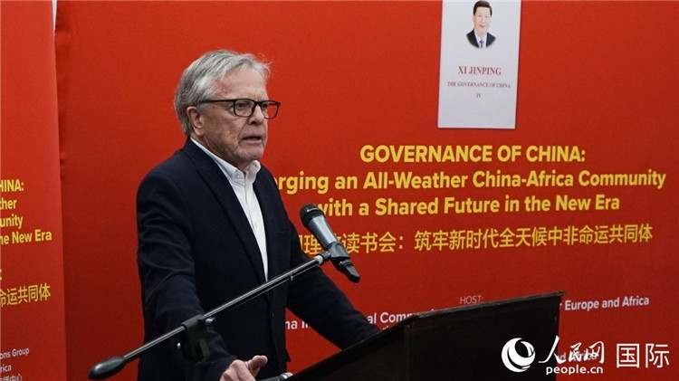 南非前駐日本、西班牙、馬達(dá)加斯加大使、浙江師范大學(xué)非洲研究院資深研究員赫特·赫羅布勒在讀書會上發(fā)言。人民網(wǎng) 劉暢攝