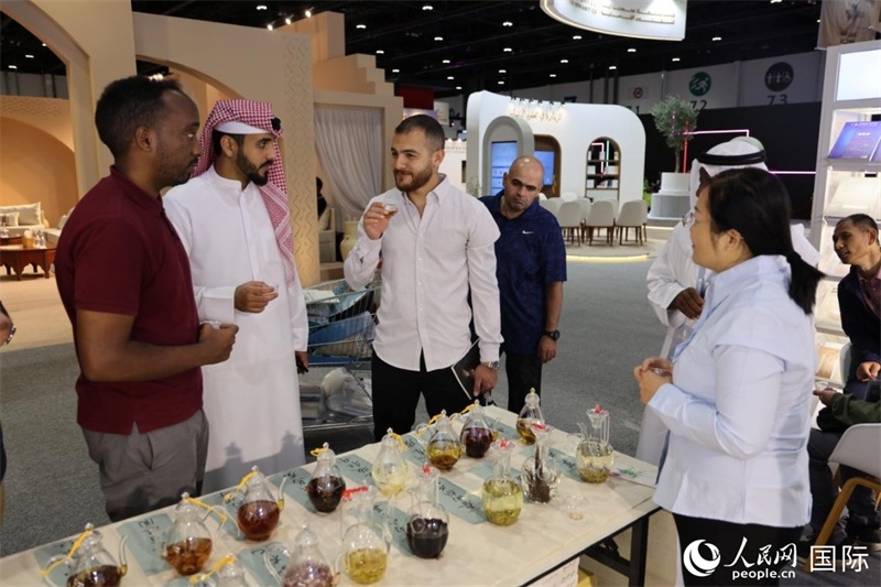 在“閱讀中國”館，當?shù)刈x者通過品味中國茶，了解中國文化。人民網(wǎng)記者 張志文攝