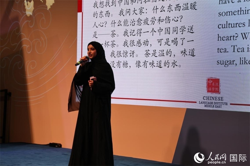 第四屆“阿聯(lián)酋眼中的中國”中文比賽上，一位阿聯(lián)酋漢語學習者與觀眾分享對中國茶文化的思考。人民網(wǎng)記者 張志文攝
