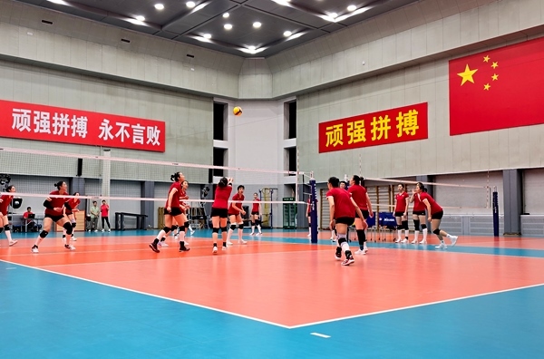4月28日，中國女排在主教練趙勇的帶領(lǐng)下進行訓(xùn)練。人民網(wǎng)記者 胡雪蓉攝