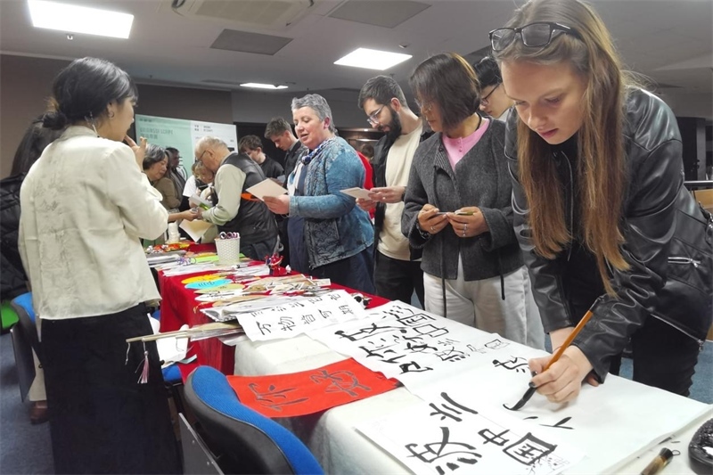 現(xiàn)場來賓體驗(yàn)中國傳統(tǒng)文化。中國駐波蘭大使館供圖。