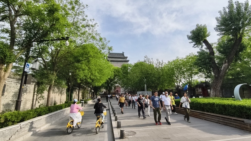 外國游客游覽北京鼓樓。人民網(wǎng)記者 李楠樺攝