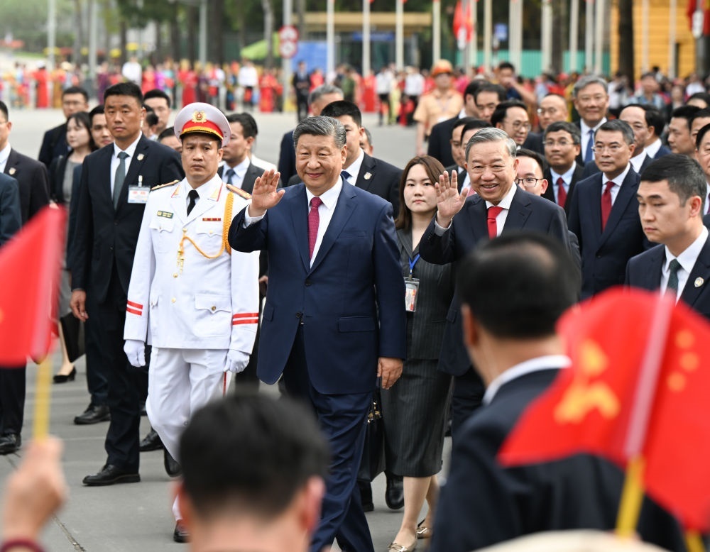 4月14日，中共中央總書記、國(guó)家主席習(xí)近平抵達(dá)河內(nèi)對(duì)越南進(jìn)行國(guó)事訪問。當(dāng)日下午，越共中央總書記蘇林為習(xí)近平舉行隆重歡迎儀式。這是歡迎儀式后，習(xí)近平和蘇林一同步行前往越共中央駐地舉行會(huì)談時(shí)，向歡迎人群揮手致意。新華社記者 張領(lǐng) 攝