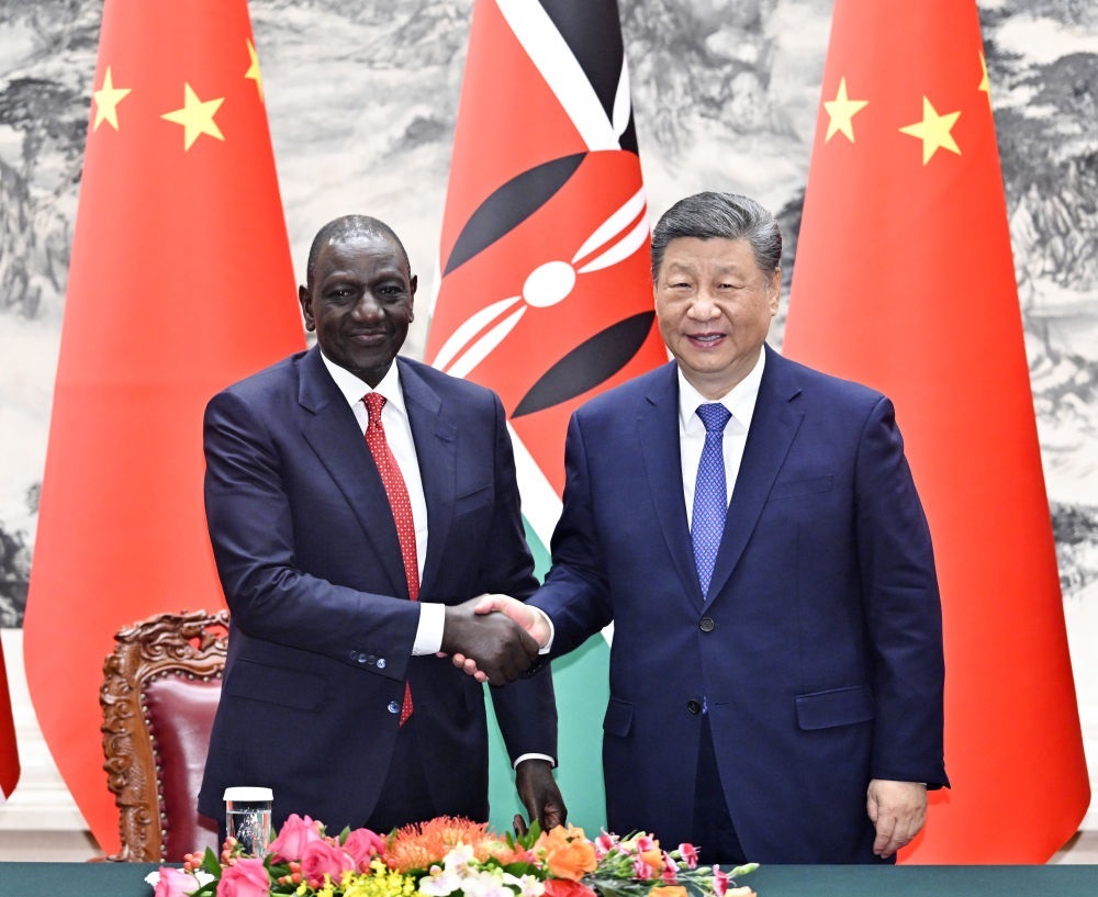 4月24日上午，國(guó)家主席習(xí)近平在北京人民大會(huì)堂同來華進(jìn)行國(guó)事訪問的肯尼亞總統(tǒng)魯托舉行會(huì)談。這是習(xí)近平同魯托握手。新華社記者 岳月偉 攝