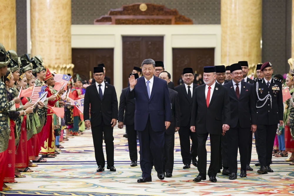 4月16日上午，馬來西亞最高元首易卜拉欣在馬來西亞國(guó)家王宮同中國(guó)國(guó)家主席習(xí)近平舉行會(huì)見。會(huì)見后，習(xí)近平出席易卜拉欣舉行的歡迎宴會(huì)。這是習(xí)近平向歡迎人群揮手致意。新華社記者 黃敬文 攝