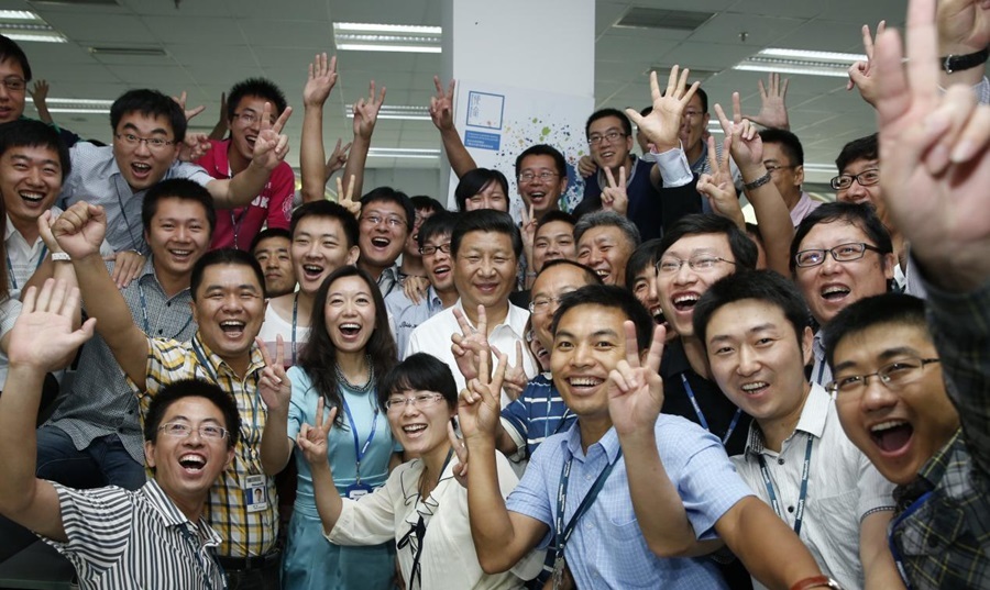 2013年8月29日，習(xí)近平總書記在東軟集團(tuán)（大連）有限公司同年輕員工親切合影。新華社記者 鞠鵬 攝