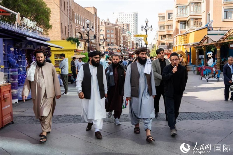 代表團在新疆國際大巴扎參觀。人民網(wǎng)記者 章凱風攝