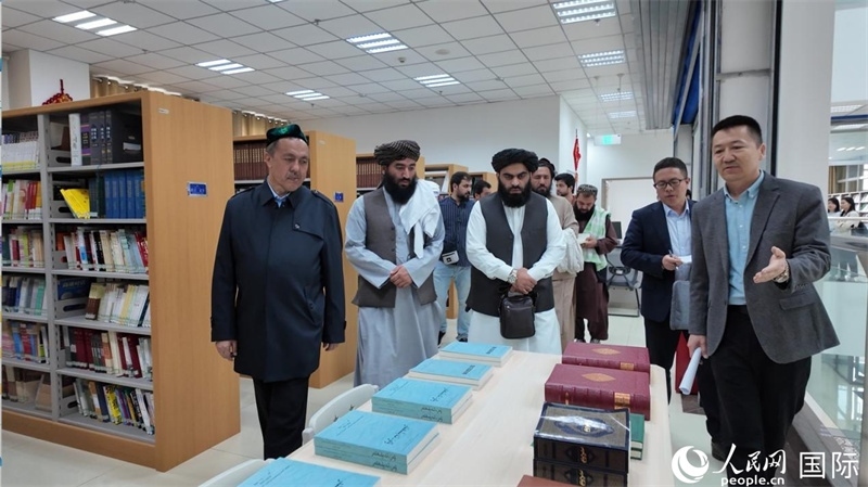 代表團在新疆伊斯蘭教經(jīng)學院圖書館參觀。人民網(wǎng)記者 章凱風攝