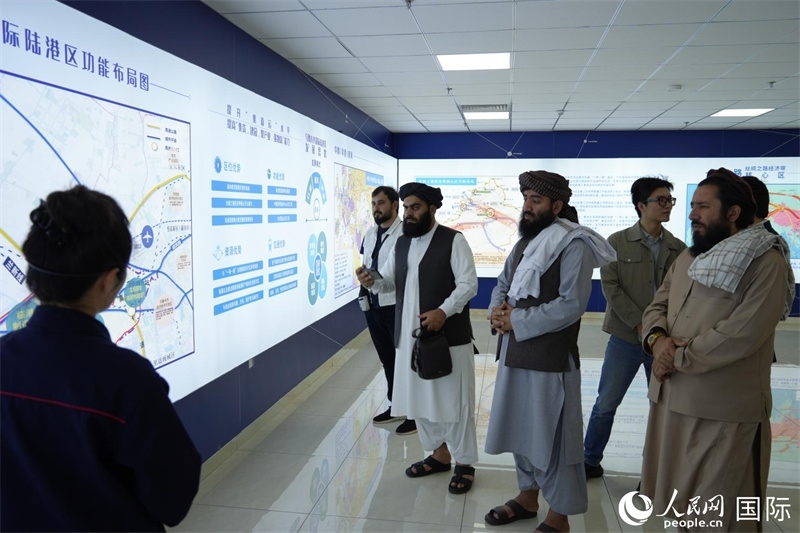 代表團在烏魯木齊國際陸港區(qū)參觀。人民網(wǎng)記者 章凱風攝