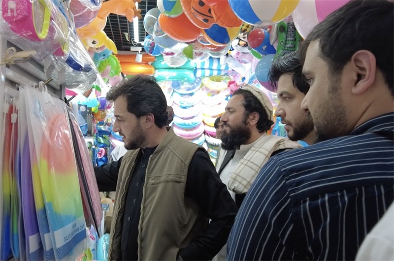 代表團在義烏國際商貿(mào)城參觀。CGTN記者 楊剛攝