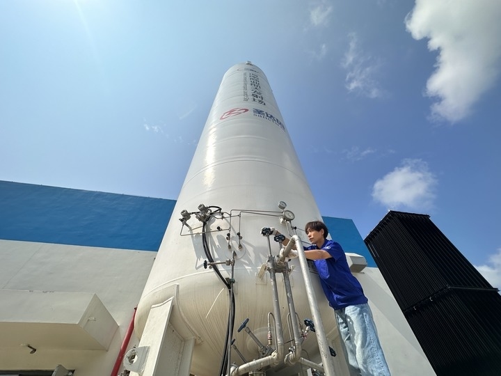 陳恩偉在海南商業(yè)航天發(fā)射場技術區(qū)罐區(qū)進行液氮轉注前準備。新華社記者 陳凱姿 攝