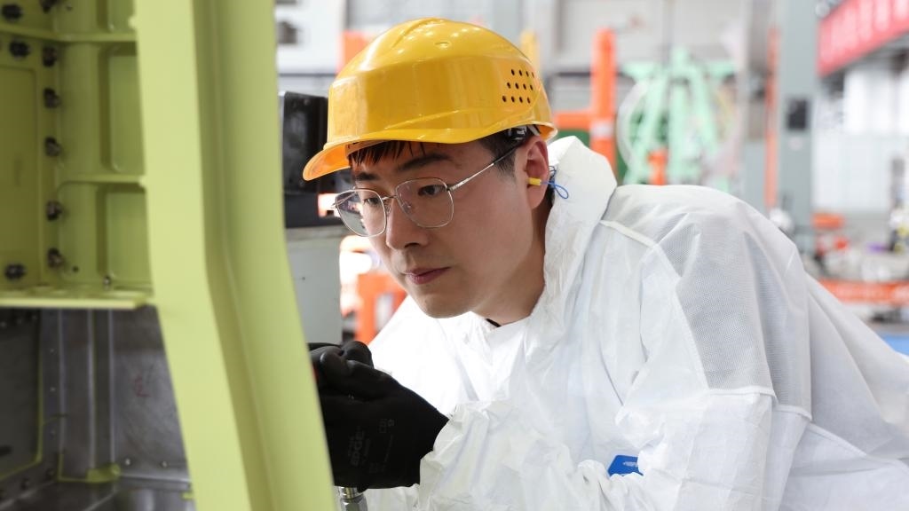 在中國航空工業(yè)集團成飛車間內，飛機鉚裝鉗工首席操作技師馮攀龍正在工作。（新華社發(fā)）