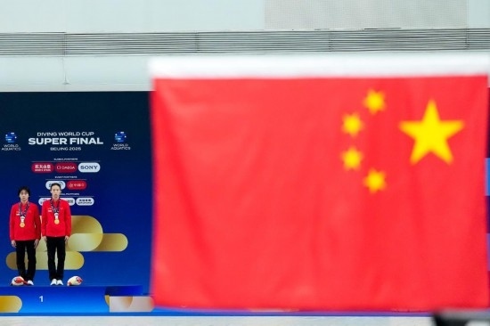 5月2日，獲得2025年跳水世界杯總決賽女子雙人10米臺(tái)冠軍的中國(guó)組合陳芋汐（右）/全紅嬋在頒獎(jiǎng)儀式上。新華社記者 鞠煥宗 攝