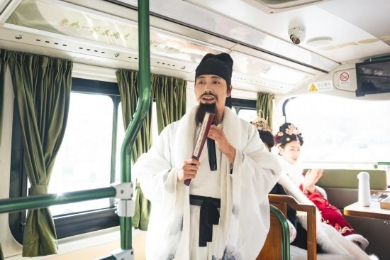 身著古裝的“伴游”在“長(zhǎng)安尋夢(mèng)”主題觀光車上為游客講解。（受訪者供圖）