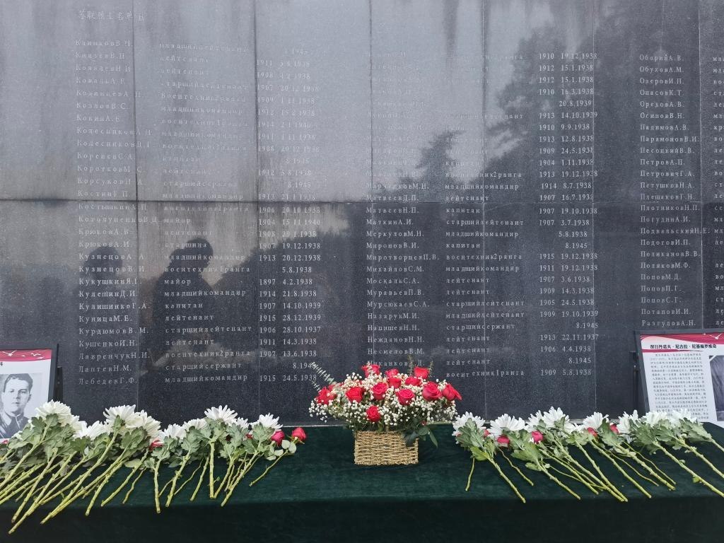 在南京抗日航空烈士紀(jì)念館鐫刻有蘇聯(lián)籍抗日航空英烈名錄的紀(jì)念碑前，擺放著人們獻(xiàn)上的鮮花（2024年11月22日攝）。新華社記者 邱冰清 攝