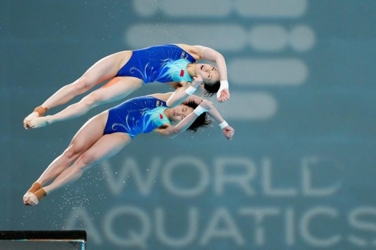 5月2日，陳芋汐（上）/全紅嬋在比賽中。新華社記者 鞠煥宗 攝