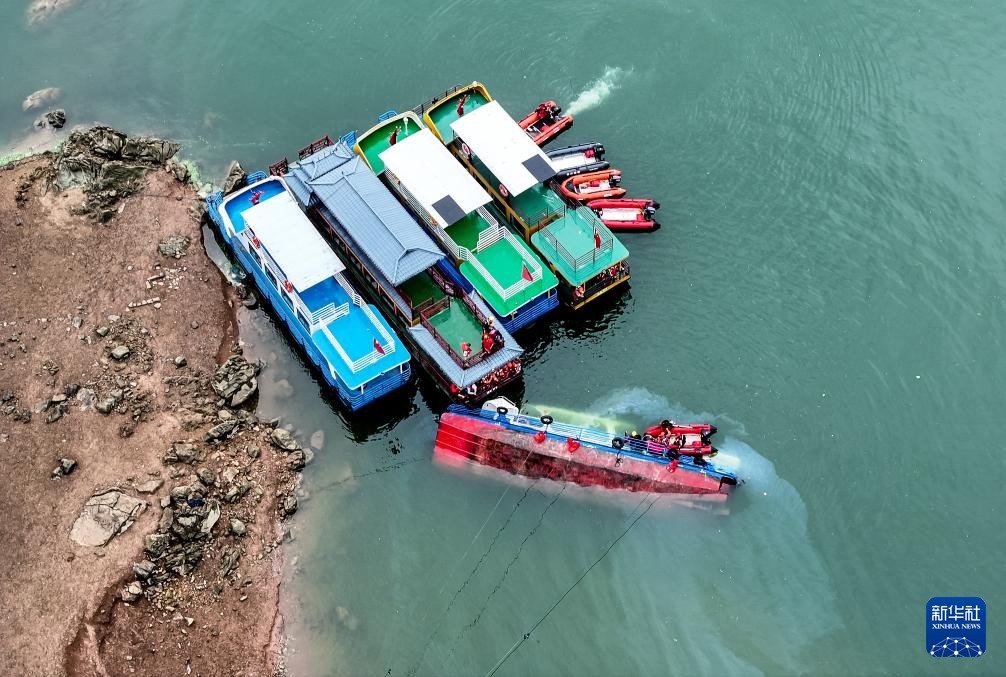 5月5日，救援人員在對(duì)傾覆船只進(jìn)行搜救（無(wú)人機(jī)照片）。新華社記者 劉續(xù) 攝