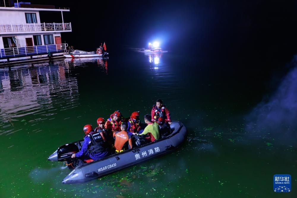 5月5日，救援人員在進(jìn)行搜救。新華社記者 劉續(xù) 攝