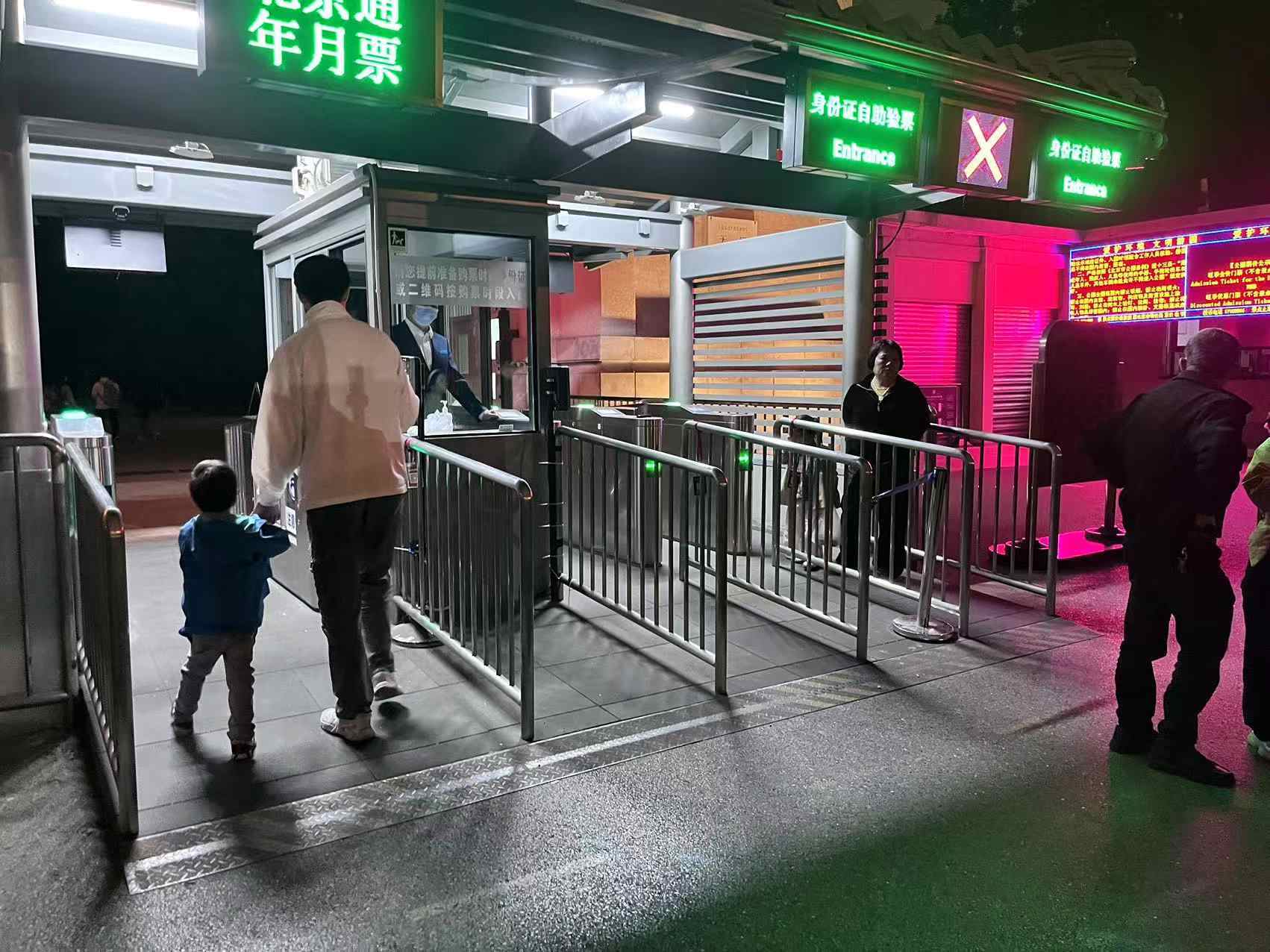 北京天壇公園延長開放時間，游客進入游覽。人民網(wǎng)記者 李楠樺攝