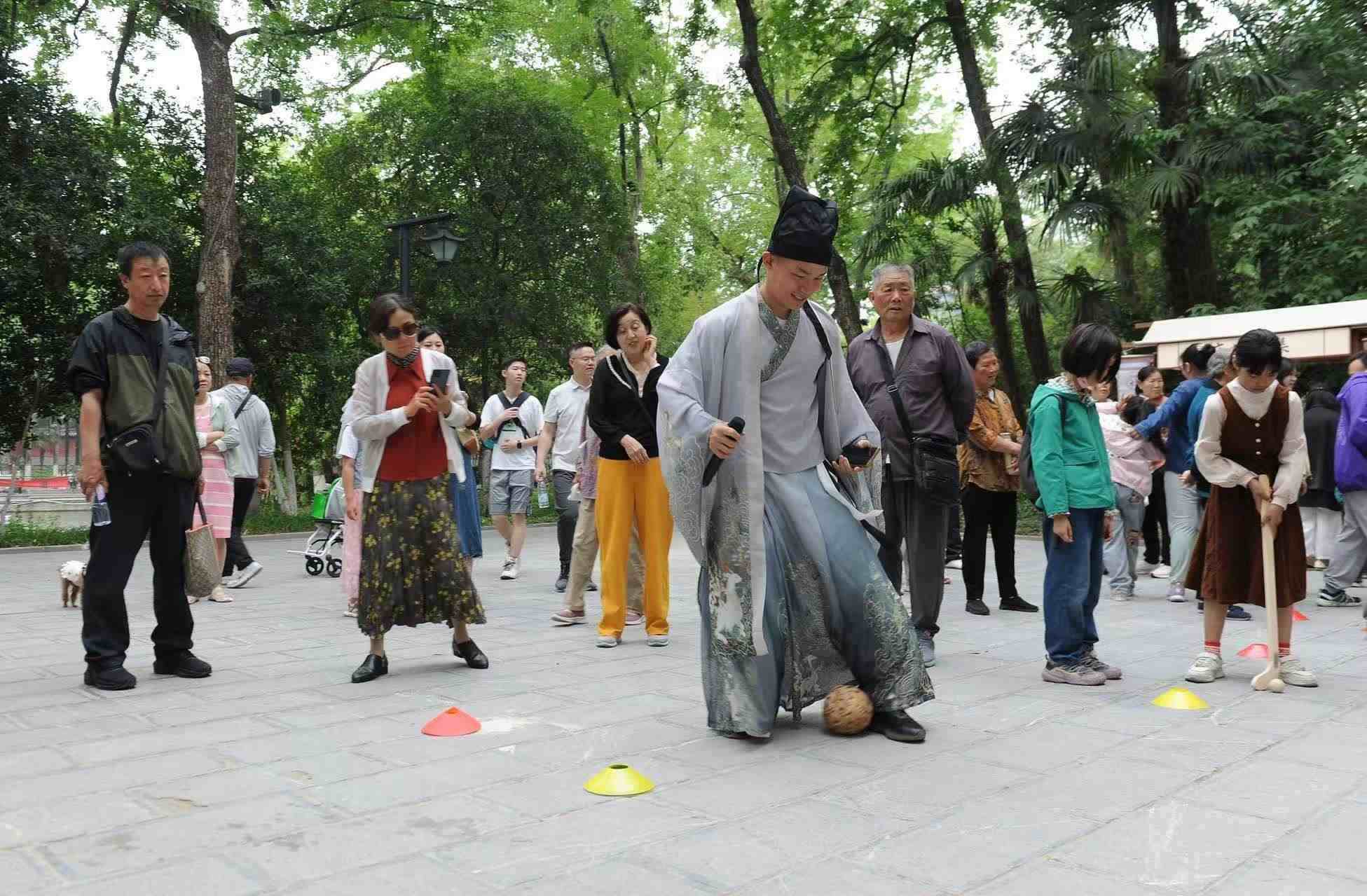 2025年5月3日，安徽省合肥市包公園景區(qū)，游客正在參與“蹴鞠”體育活動。（圖片來源：視覺中國）