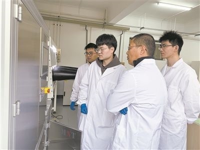 圖為安工大材料科學(xué)與工程學(xué)院碩士研究生余威（右一）在實驗室開展研究。安工大供圖