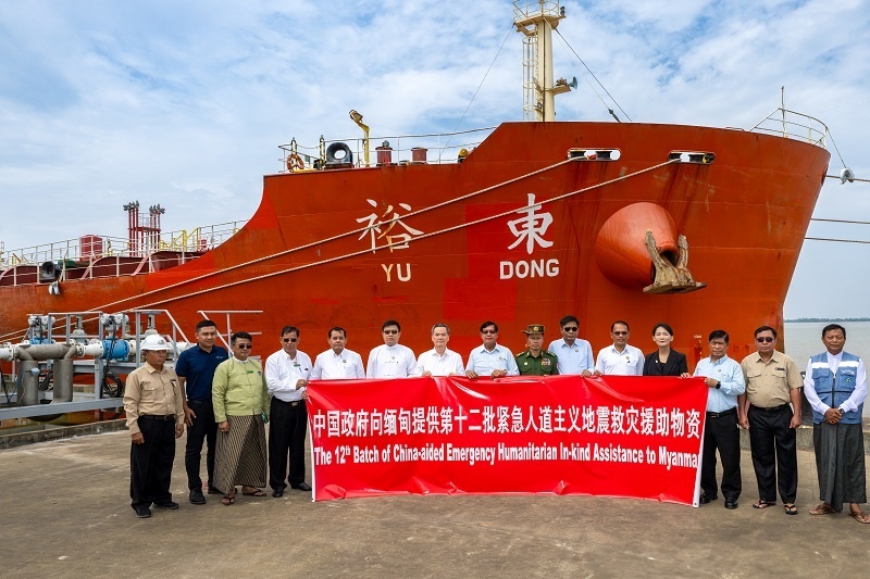 中國駐緬大使館歐陽道冰參贊、仰光省首席部長梭登及緬有關(guān)部門官員出席交接儀式。人民網(wǎng)記者 謝佳君攝