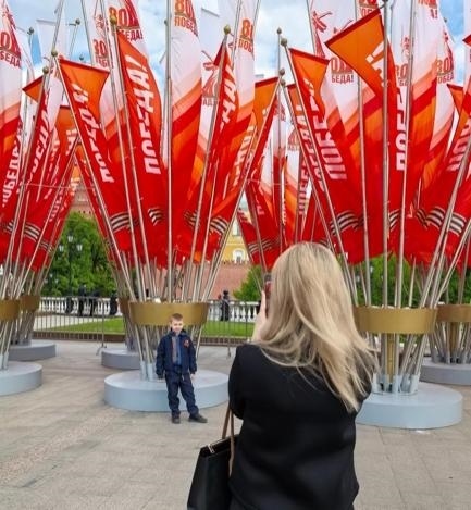 當(dāng)?shù)貢r間5月7日下午，莫斯科紅場外，紀(jì)念蘇聯(lián)偉大衛(wèi)國戰(zhàn)爭勝利80周年慶典旗幟飄揚(yáng)。