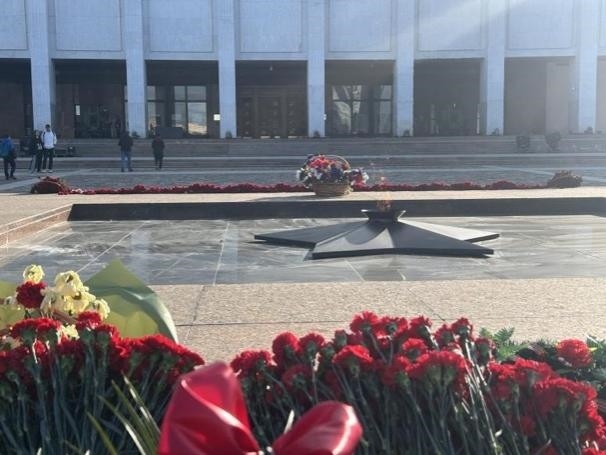 當(dāng)?shù)貢r間5月6日下午，莫斯科勝利廣場上的長明火兩旁放滿鮮花。