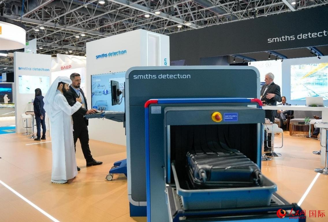 參展商體驗(yàn)安檢設(shè)施。人民網(wǎng)塔里克·易卜拉欣攝