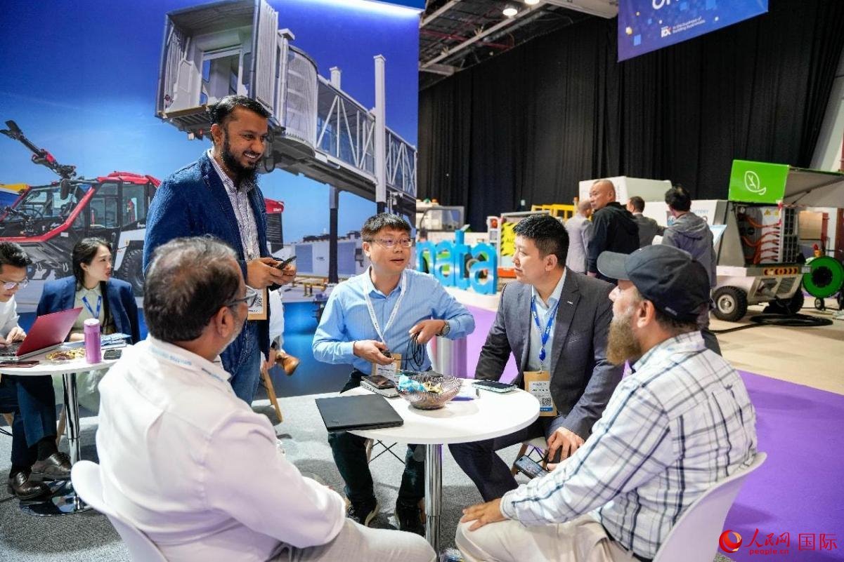 中外商家在交流。人民網(wǎng)塔里克·易卜拉欣攝