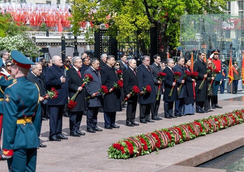 △當(dāng)?shù)貢r(shí)間5月9日，紀(jì)念蘇聯(lián)偉大衛(wèi)國(guó)戰(zhàn)爭(zhēng)勝利80周年慶典結(jié)束后，習(xí)近平主席同其他國(guó)家領(lǐng)導(dǎo)人一起從紅場(chǎng)來(lái)到亞歷山大花園，向無(wú)名烈士墓獻(xiàn)花，并肅立默哀。