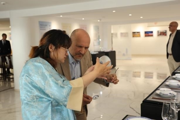 摩洛哥民眾在觀察中國瓷器。拉巴特中國文化中心供圖