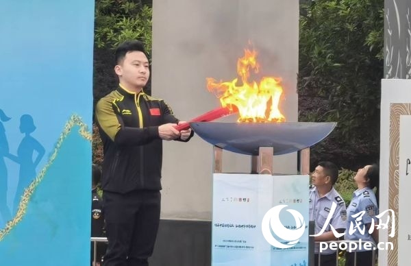 在活動(dòng)開幕式上，馮喆點(diǎn)燃火炬。人民網(wǎng)記者 楊磊攝