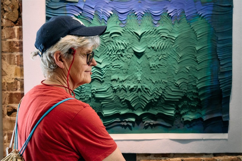 英國嘉賓在倫敦手工周中國館展出作品前駐足。楊浩鵬攝