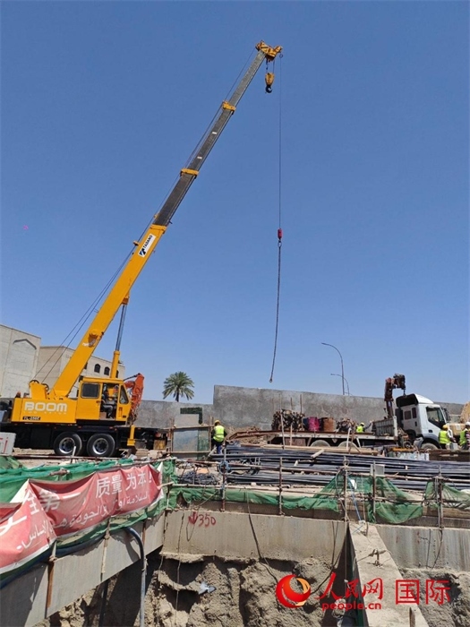 工人在進(jìn)行五號(hào)隧道施工。人民網(wǎng)記者管克江攝