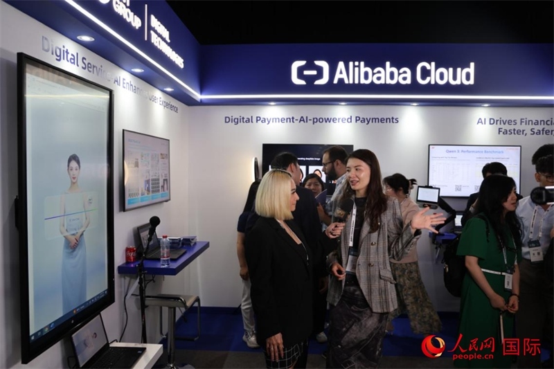 當(dāng)?shù)孛襟w在2025迪拜金融科技峰會(huì)的一家中資企業(yè)展廳采訪，張志文攝