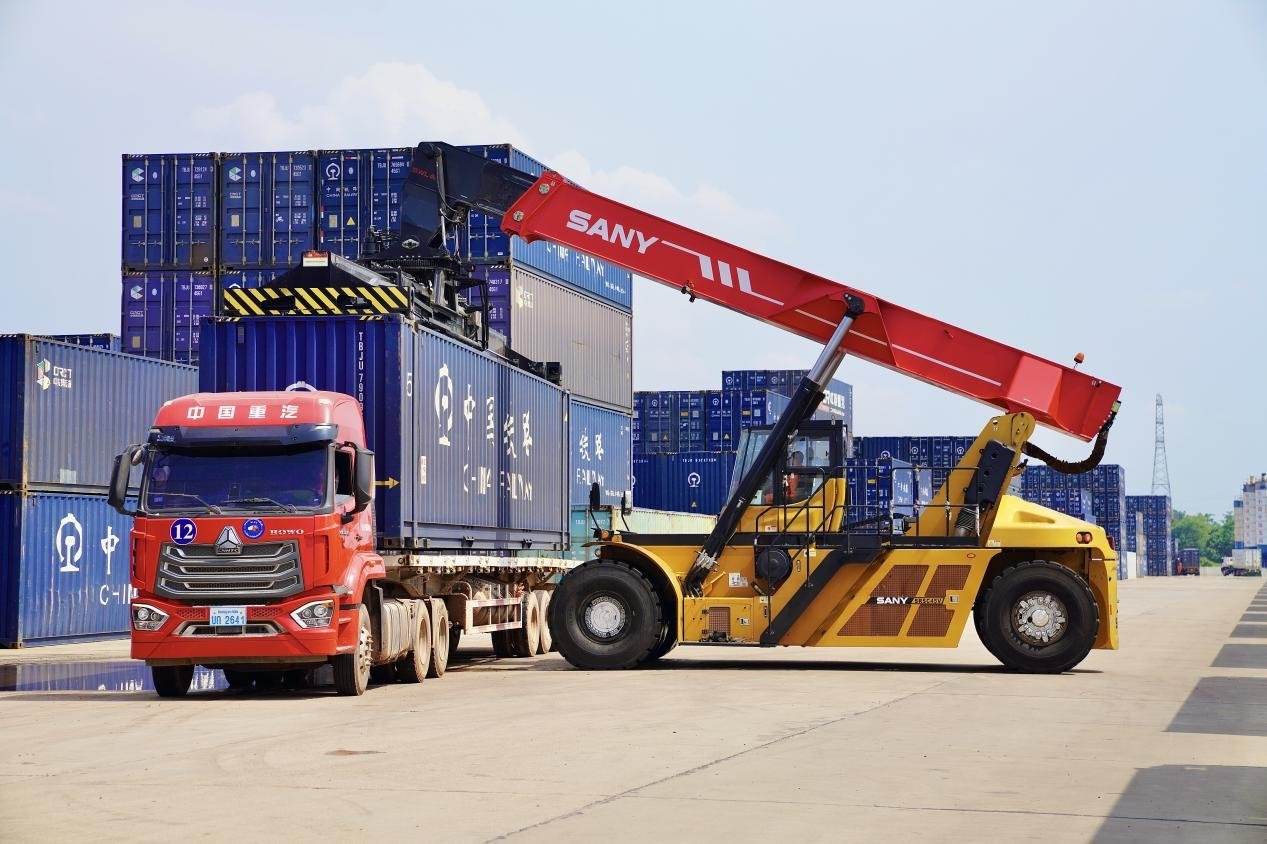 在中老鐵路萬象南鐵路貨運口岸站，起重機正在吊裝集裝箱。劉瑩嘉攝