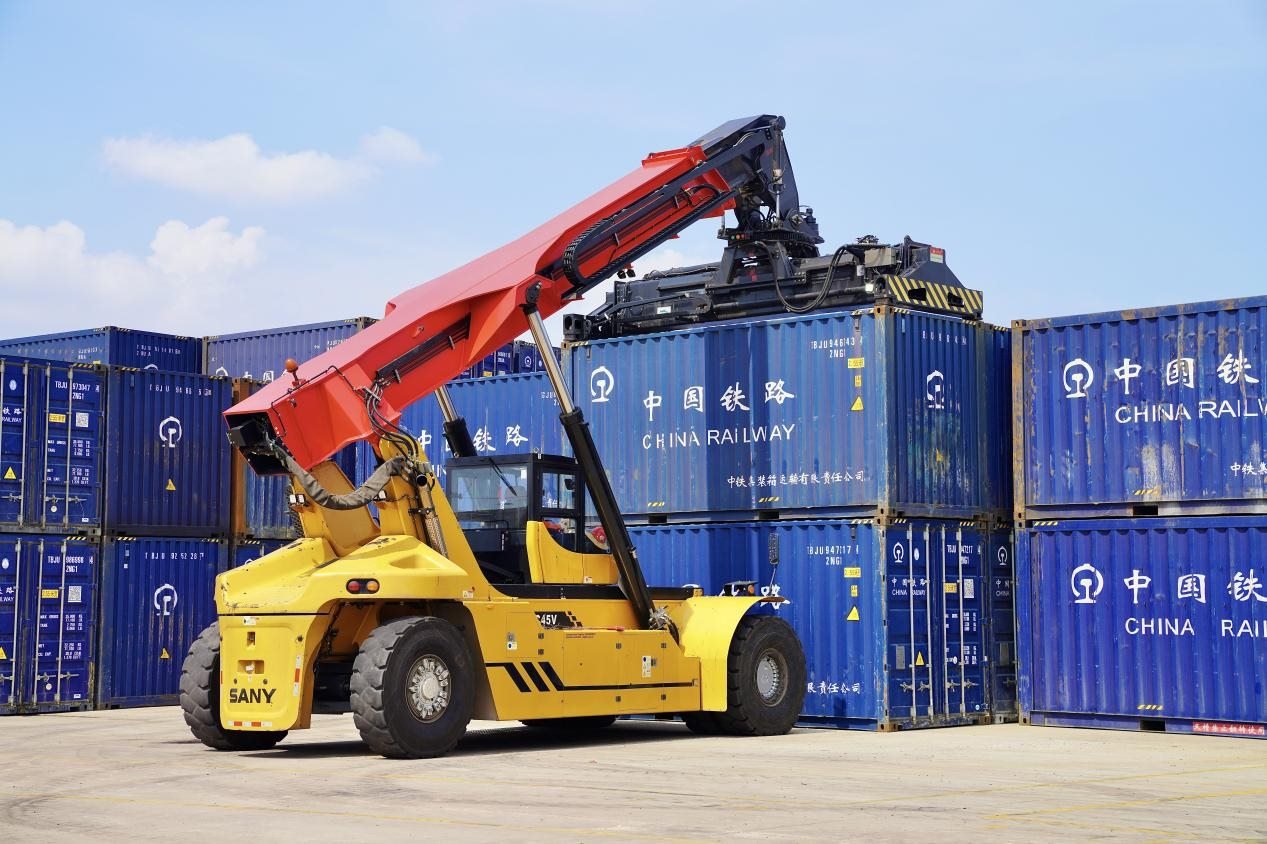 在中老鐵路萬象南鐵路貨運口岸站，起重機正在吊裝集裝箱。劉瑩嘉攝