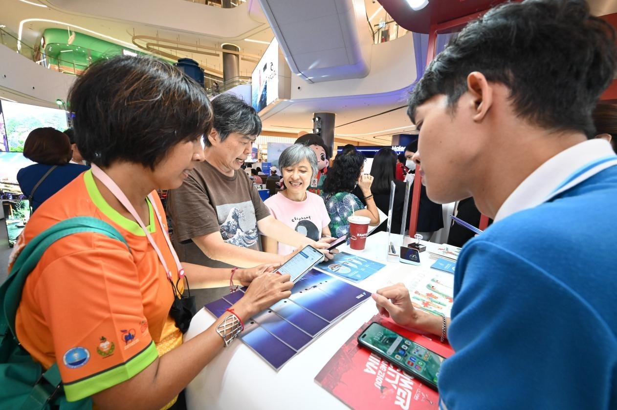 游客在航空公司展臺(tái)前了解機(jī)票優(yōu)惠活動(dòng)。主辦方供圖