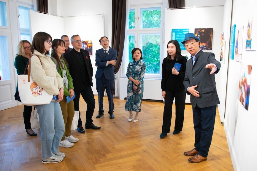 藝術家李守白現(xiàn)場導覽。圖片由布達佩斯中國文化中心供圖