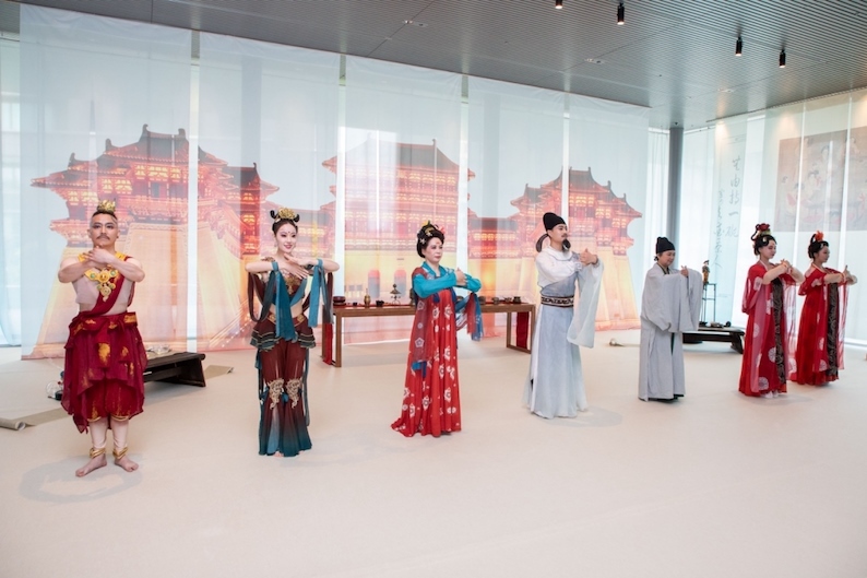 眾人行唐代插手禮。中國駐大阪旅游辦事處供圖