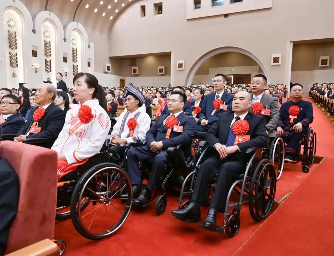 2025年5月16日，第七次全國自強模范暨助殘先進表彰大會在北京召開。大會表彰了200名“全國自強模范”、200個“全國殘疾人工作先進集體”和60名“全國殘疾人工作先進個人”。