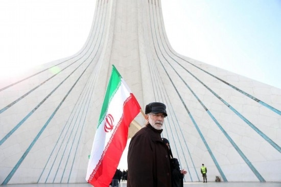 2月10日，在伊朗首都德黑蘭阿扎迪廣場，民眾參加紀(jì)念伊朗伊斯蘭革命勝利46周年集會。新華社記者沙達(dá)提攝