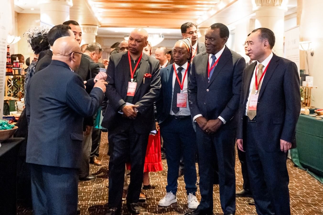 與會嘉賓走訪展臺。南非貴州商會供圖